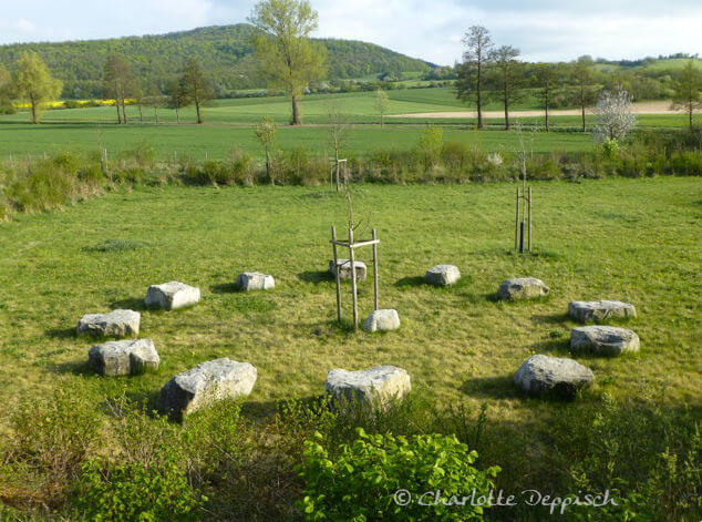 CDeppisch Naturfoto Steinkreis in grüner Landschaft in Unterfranken