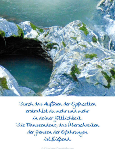 Charlotte Deppisch, Weisheiten und Naturfotos: Durch das Auflösen der Egofacetten erstrahlst du mehr und mehr in deiner Göttlichkeit. Die Transzendenz, das Überschreiten der Grenzen der Erfahrungen ist fließend.