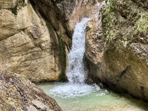 Weisheit Das Licht ermöglicht Erkenntnis, Wasserfall mit braunen Felsen