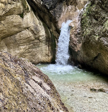 Weisheit Quelle Kindheit, Wasserfall mit braunen Felsen