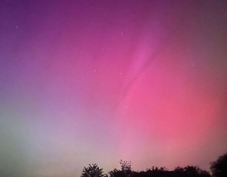 Himmel in tiefem Magenta mit Polarlichtern - Göttliche Mutter, für die Frauen und Mütter dieser Welt